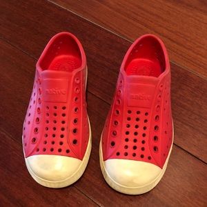 Native Jefferson size C9 shoes red and ivory